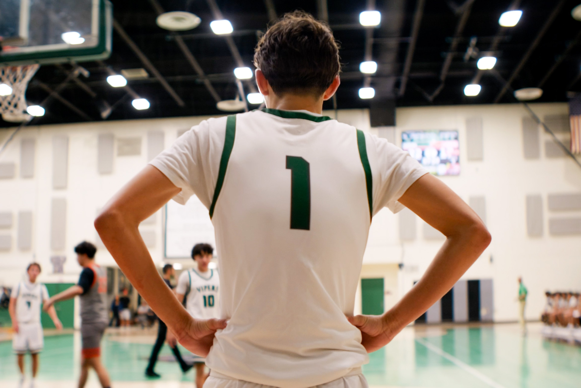A Vipers player watches the court with live game content overhead.